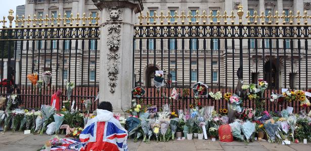 Homenagem à rainha Elizabeth 2º na frente do Palácio de Buckingham, na sexta-feira (9)