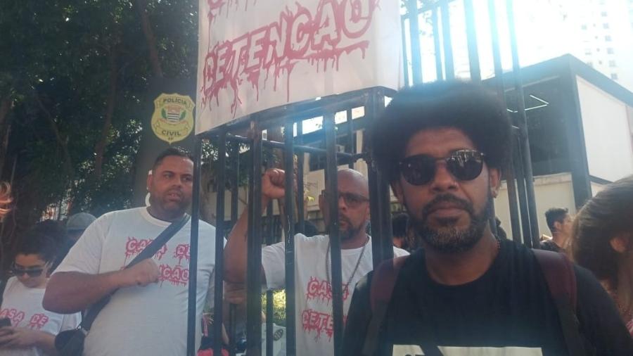 Valter Santos, Mauricio Monteiro e Tiago de Castro, no desfile do Cordão da Mentira, na frente do antigo DOI-Codi, em SP - Danila Moura/UOL