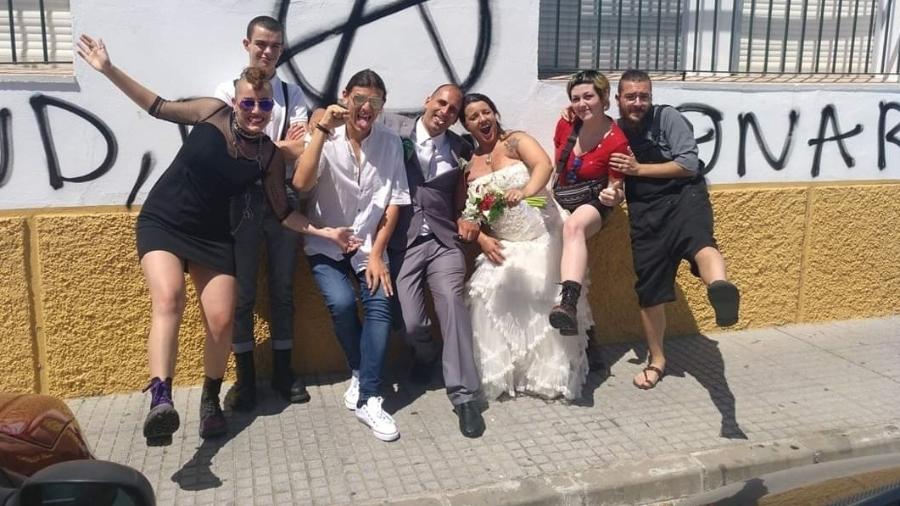 A brasileira Ligia (de vestido branco) e Rafael (de terno cinza) ao lado de amigos após se casarem. Rafael morreu por causa da covid-19 em 22 de março - Arquivo pessoal