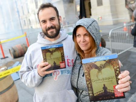 Fãs recebem cópia da 5ª temporada de "Game of Thrones" em Filadélfia, nos EUA - William Thomas Cain/Getty Images