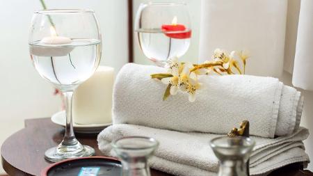 Em uma sala clean, decoradas com velas e a estátua de Buda, Cristiano recebe os clientes entre 40 e 80 anos - Divulgação - Divulgação