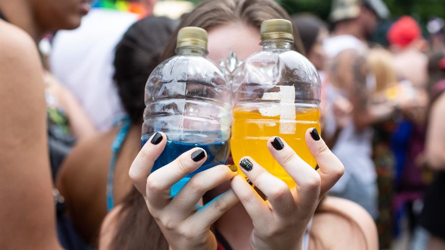 Menor consome bebidas alcoólicas coloridas durante bloco de Carnaval em São Paulo (SP) - Diego Padgurschi /UOL
