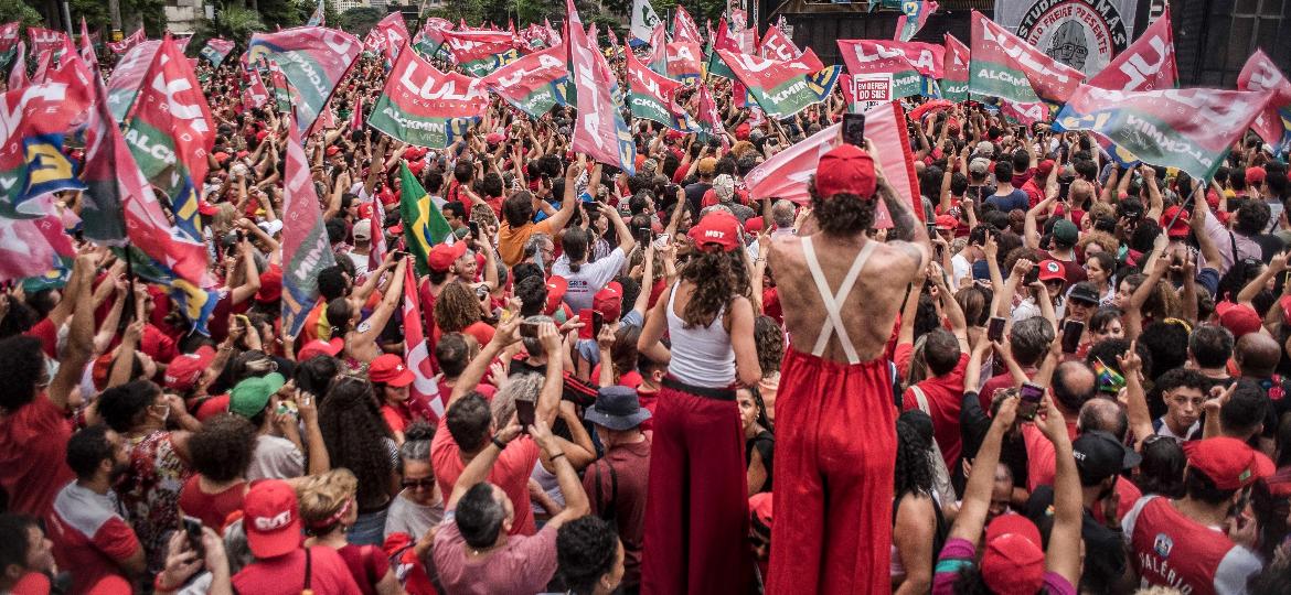 Eleitores durante comício de Lula na Praça da Liberdade, em Belo Horizonte - Alexandre Rezende/UOL