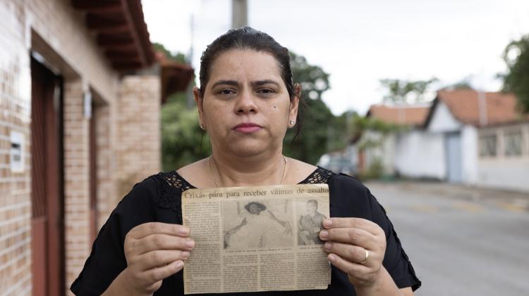 Cenilda Gomes e o recorte de jornal com a foto de sua irmã, Cejane, e a notícia do crime em Nova Olinda (TO)