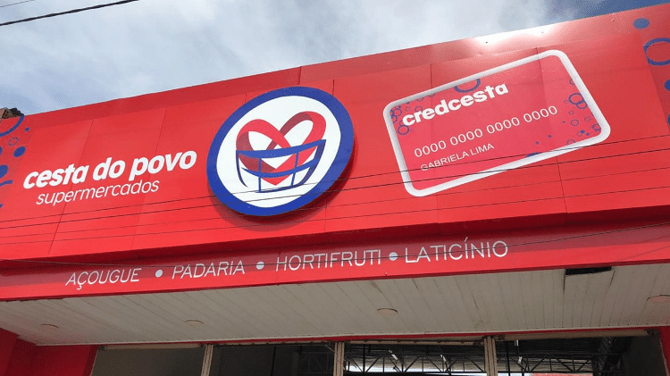 Fachada de unidade da Cesta do Povo após a pribatização na Bahia, com a propaganda do cartão Credcesta