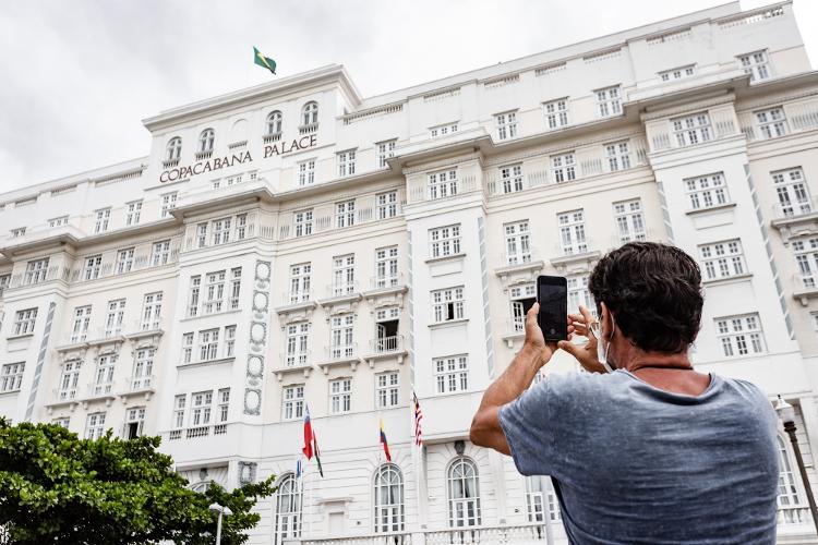 Turista faz foto do Copacabana Palace, ícone do Rio de Janeiro que está completando seu centenário