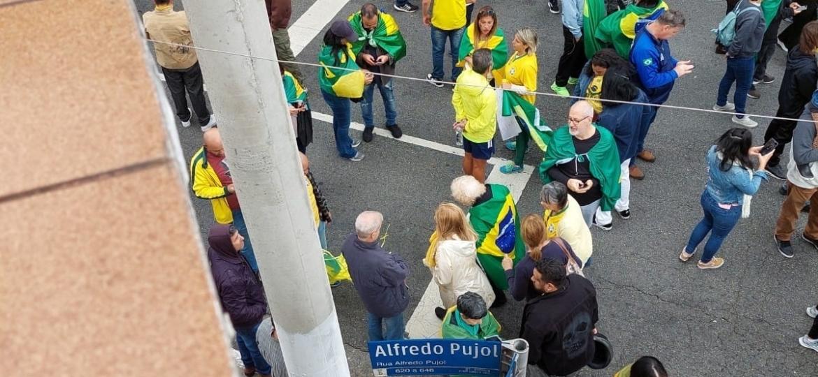 Manifestantes bolsonaristas na esquina da rua Alfredo Pujol, em Santana - Arquivo pessoal