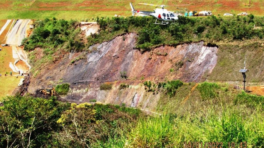 Helicóptero sobrevoa barragem Casa de Pedra coberta de vegetação, em Congonhas (MG) - Sandoval Filho/Arquivo Pessoal