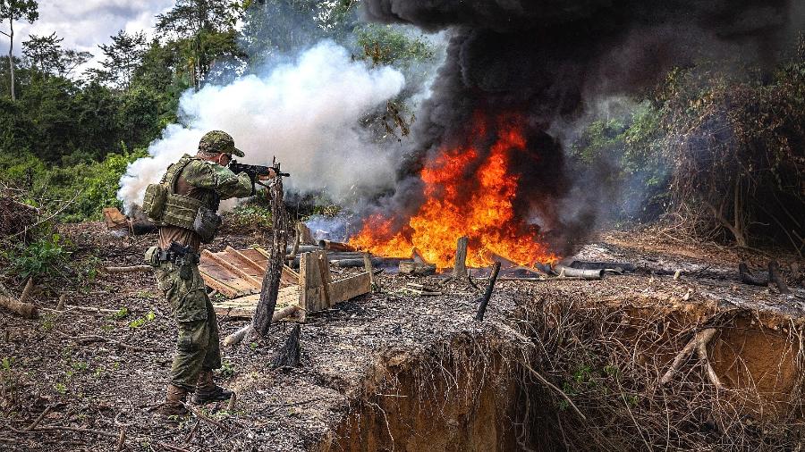 Servidor do Ibama atira com fuzil para inutilizar um motor usado em um garimpo ilegal recém aberto na terra indígena yanomami em Roraima