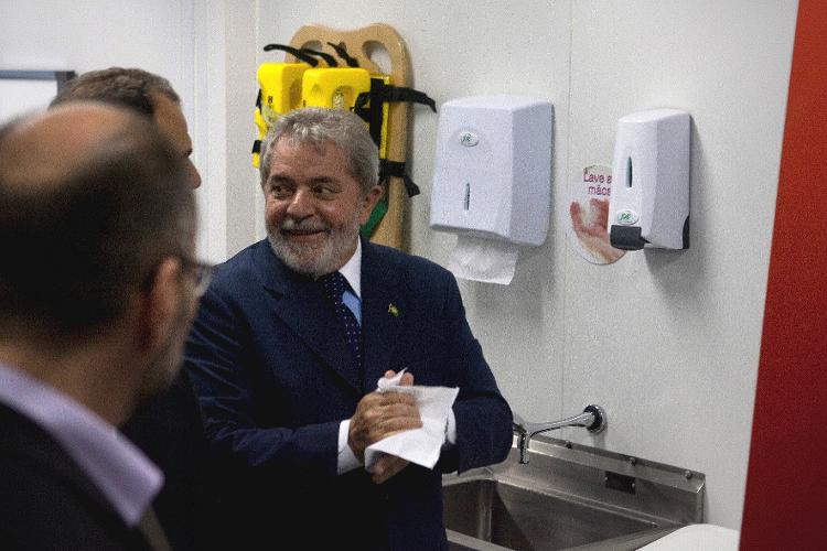 31.mai.2010 - O presidente Lula inaugura UPA na Cidade de Deus, no Rio