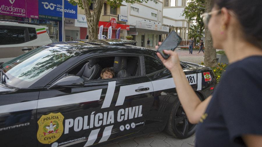 Rafael, de 5 anos, pediu para sentar atrás do volante. "Ele é apaixonado por carro e ama o Camaro", conta a mãe, Gisele Pereira, 41 - Caio Cezar/UOL