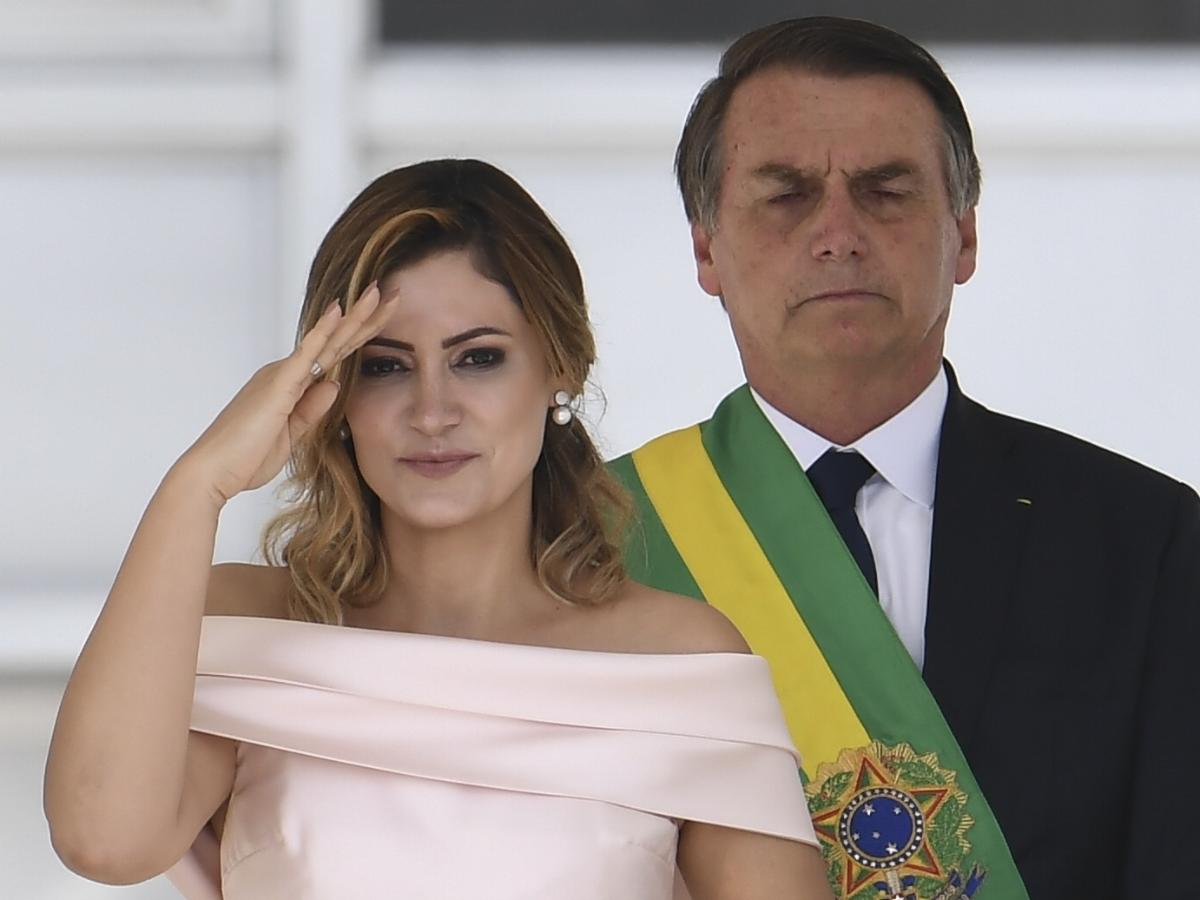 Michelle Bolsonaro recupera imagem após crise com Flávio