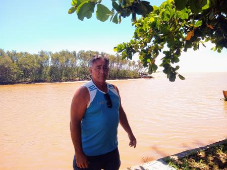 Eleilton Ribeiro Meireles tinha 22 anos quando teve que deixar a Ilha Convivência, primeiro ponto a ser atingido pela erosão em Atafona (RJ) - Mariana Costa/UOL - Mariana Costa/UOL