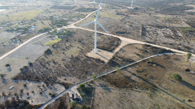 Torre de energia eólica próxima a casa em Paranatama (PE)