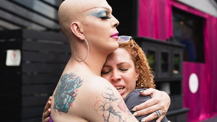 Ikaro Kadoshi abraça Maria Venâncio, fã que saiu de Itaquera para ver a apresentação  - Pryscilla K./UOL - Pryscilla K./UOL