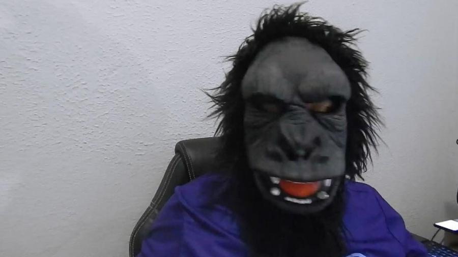 Timpa usa uma máscara de gorila para ocultar a verdadeira identidade. Seu apelido vem de "chimpanzé", termo usado em grupos de ódio  - Arquivo Pessoal/UOL