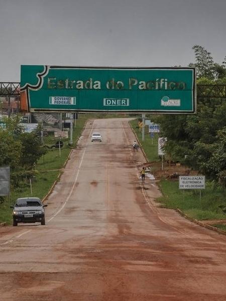 Estrada do Pacífico, no Acre, passa pela capital do estado, Rio Branco, e vai até a tríplice fronteira com o Peru e a Bolívia  - Avener Prado/Folhapress