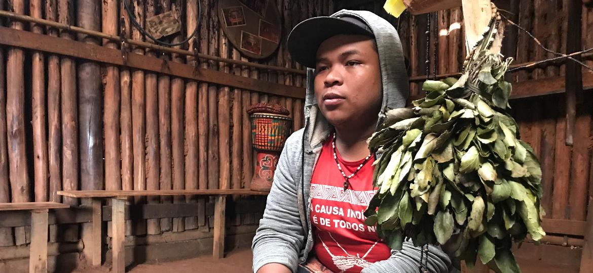 Richard Wera, na casa de rezas da aldeia Guarani no Jaraguá, em São Paulo - Breno Castro Alves/UOL