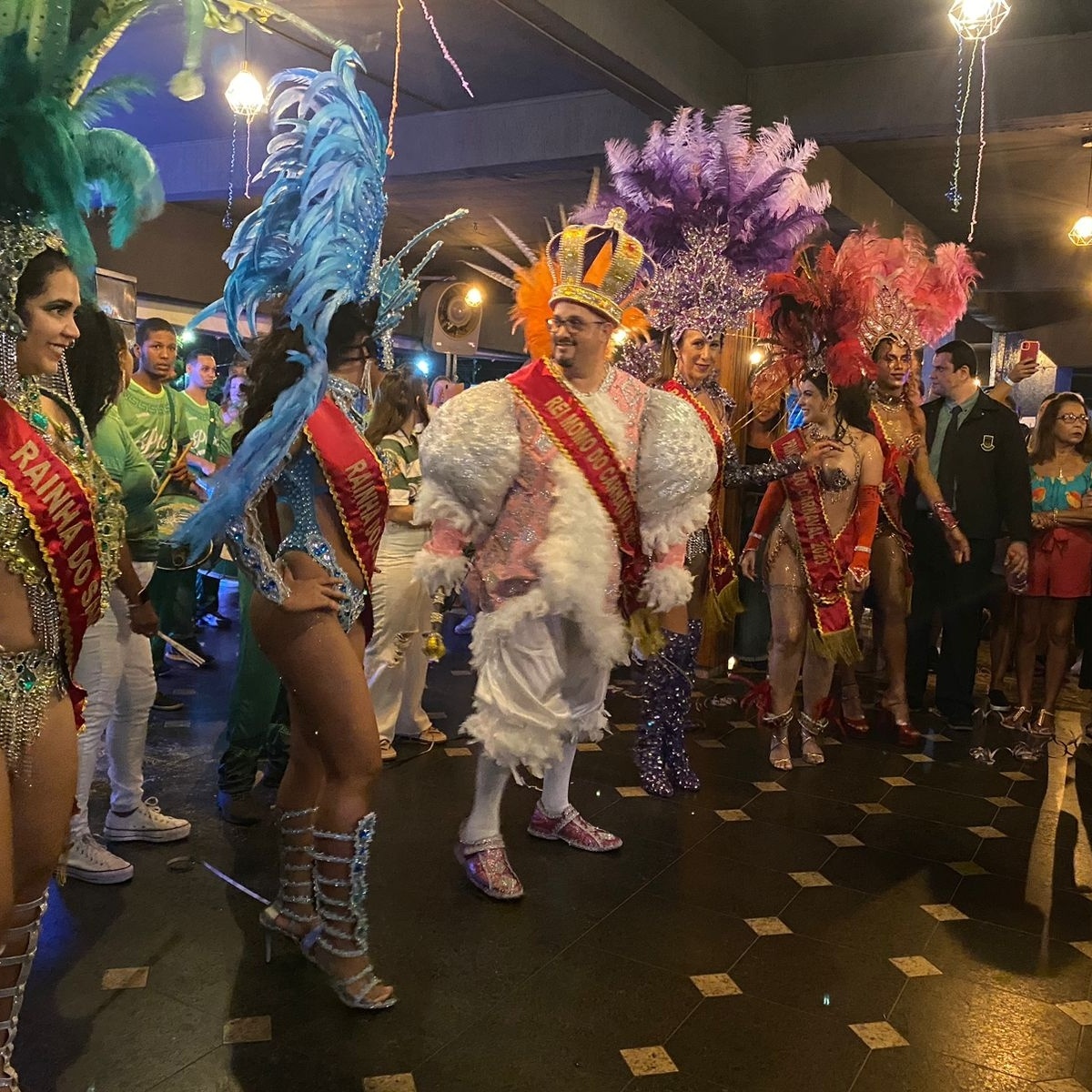 Fantasia Infantil Grupo Musical Menina Vestido Carnaval1/8 anos em Promoção  na Americanas