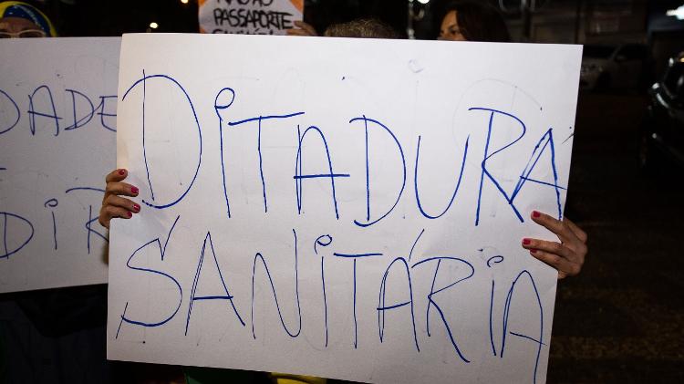 30.09.2021 - Manifestantes antivacina protestam em frente ao teatro Ouro Verde, em Londrina (PR) - Isaac Fontana/FramePhoto/Folhapress - Isaac Fontana/FramePhoto/Folhapress