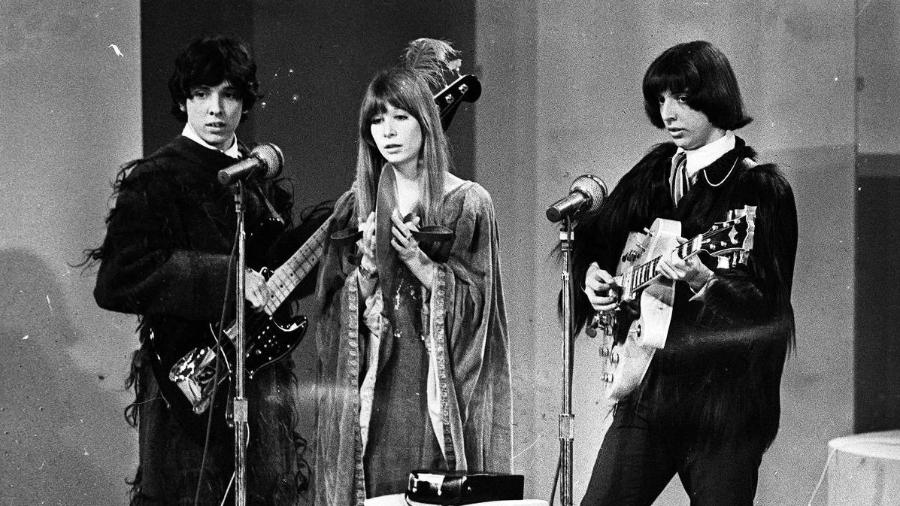 Formação original de Os Mutantes: Arnaldo Batista, Rita Lee e Sergio Dias no 3º Festival de Música Popular Brasileira da Record, em 1967 Formação original de Os Mutantes: Arnaldo Batista, Rita Lee e Sergio Dias no 3º Festival de Música Popular Brasileira da Record, em 1967
