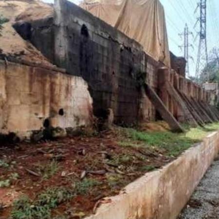 5.nov.2025 - Fiscais registraram muro com risco de desabamento no Cemitério da Lapa