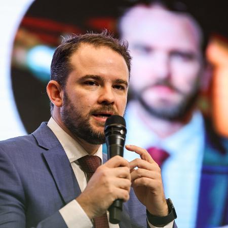O CMN é um órgão colegiado presidido pelo ministro da Fazenda, Dario Durigan (foto) e composto pelo presidente do Banco Central do Brasil, Gabriel Galípolo, e pelo ministro do Planejamento e Orçamento, Bruno Moretti