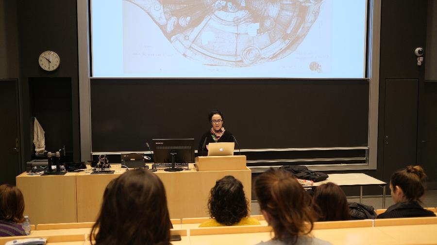 Marcia Tiburi, durante aula sobre fascismo brasileiro na Universidade de Aarhus, no norte da Dinamarca - José Roberto Castro/UOL