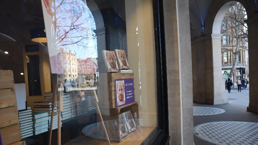 "Spare", livro de memórias do príncipe Harry, na vitrine de uma livraria, em Londres - Alice de Souza/UOL