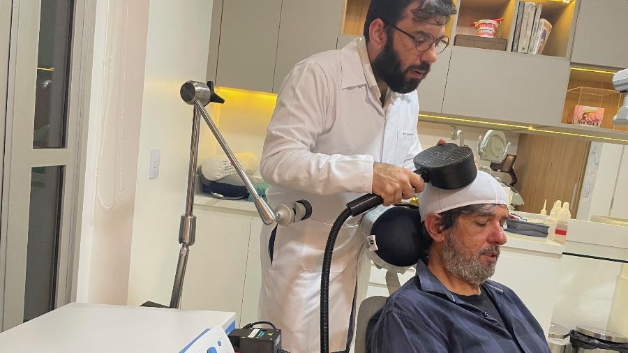 Repórter faz sessão de neuromodulação em clínica especializada no método em São Paulo