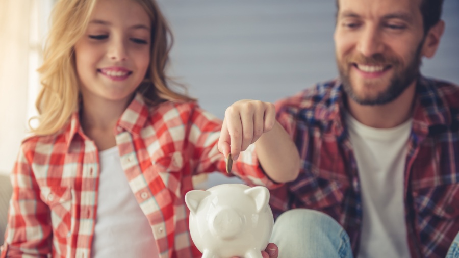 Quer ensinar seu filho a lidar com dinheiro? Veja o que fazer