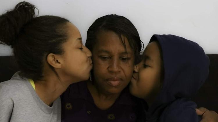 Mirella Lino, a mãe e o irmão - Arquivo pessoal