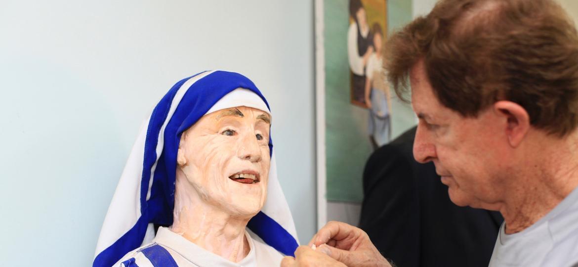 O escultor Arlindo Armacollo e sua Madre Teresa de Calcutá de cera - Fernando Cremonez/UOL
