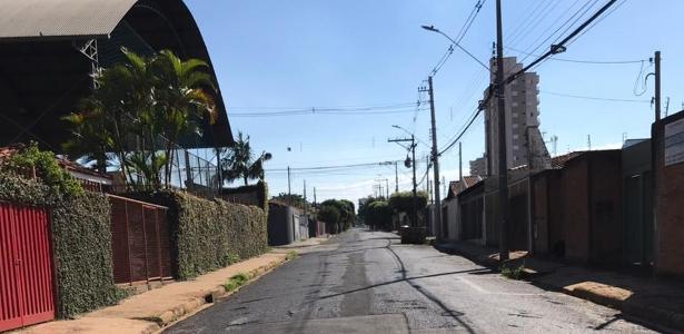 O presidente Jair Bolsonaro (sem partido) com a máscara caída em coletiva de imprensa no Palácio do Planalto 