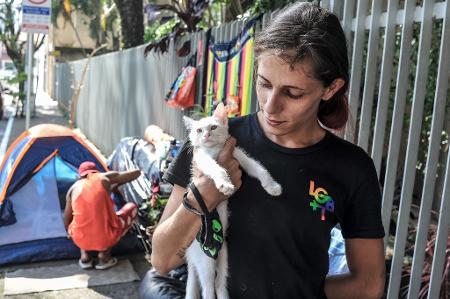 Mariana Fortunato da Costa, 23, com um dos gatos, no bairro do Paraíso  - Reinaldo Canato/UOL - Reinaldo Canato/UOL