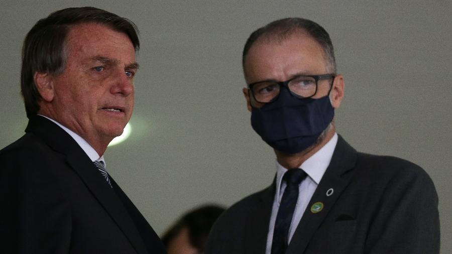 O presidente Jair Bolsonaro (PL) e o diretor da Anvisa Antonio Barra Torres - Pedro Ladeira/Folhapress