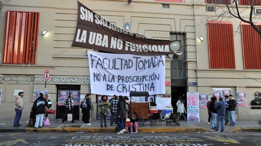 Foto da ocupação de faculdades de Buenos Aires em protesto a condenação de Cristina Kirchner Foto da ocupação de faculdades de Buenos Aires em protesto a condenação de Cristina Kirchner