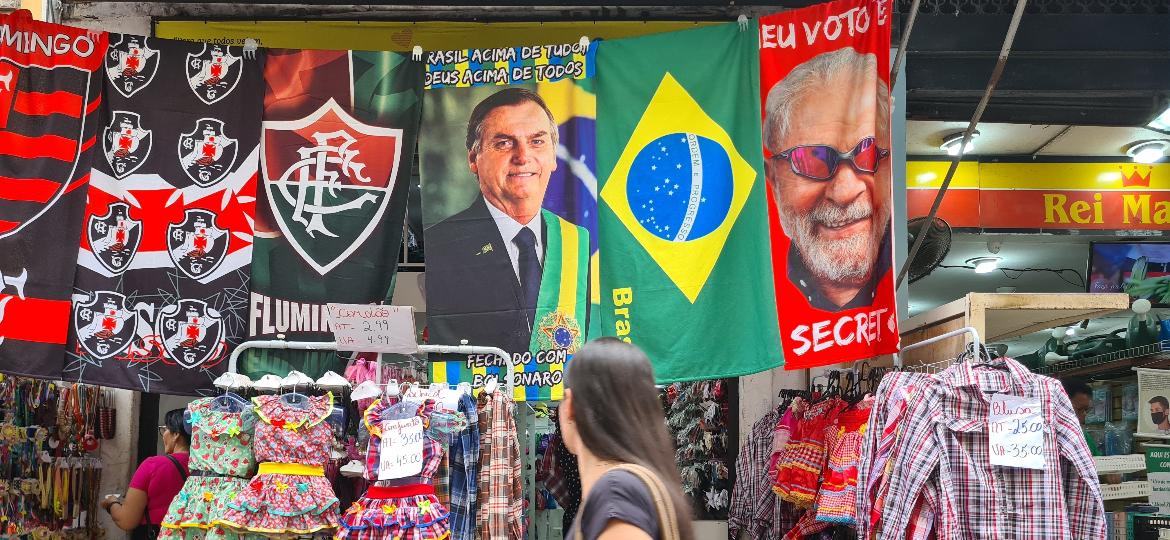 Toalhas customizadas com estampas de Bolsonaro e de Lula em loja no centro do Rio - Felipe Lucena/UOL