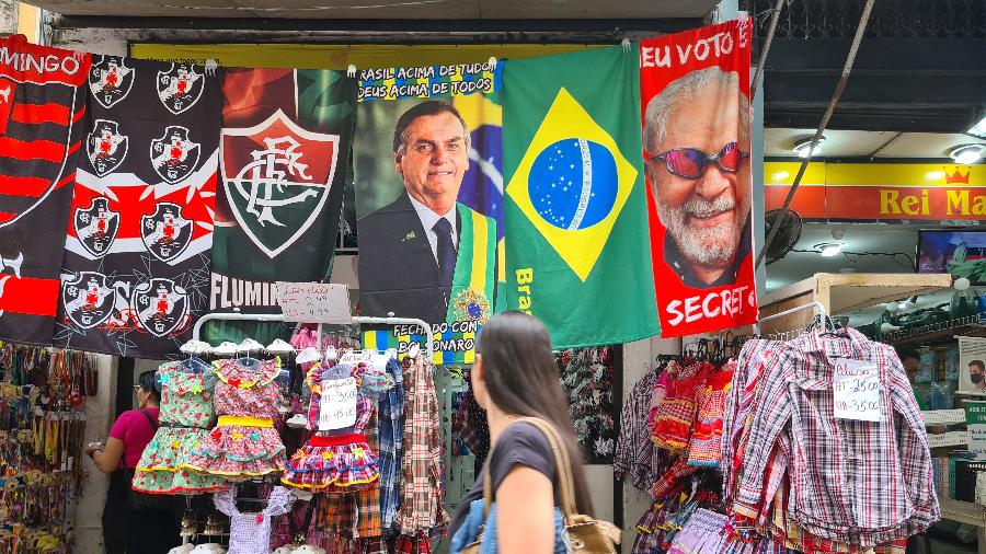 Toalhas de Bolsonaro e de Lula em loja no centro do Rio - Felipe Lucena/UOL