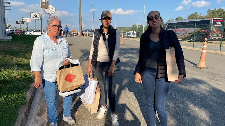 Da esq. para a dir., Cecília Oliveira, Leila Oliveira e Fabiana Nascimento: elas visitam o outlet "várias vezes ao ano" - Luciana Bugni/UOL