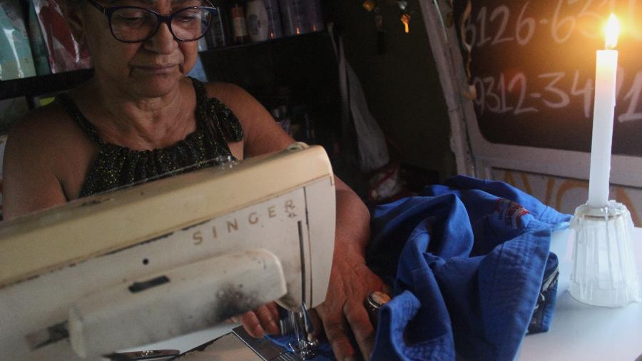 Maria Fátima da Silva, de 65 anos: uma vida costurando em uma Kombi - Isabella Cavalcante/ UOL