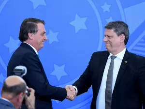 O que Tarcísio ganha batendo de frente com Bolsonaro?