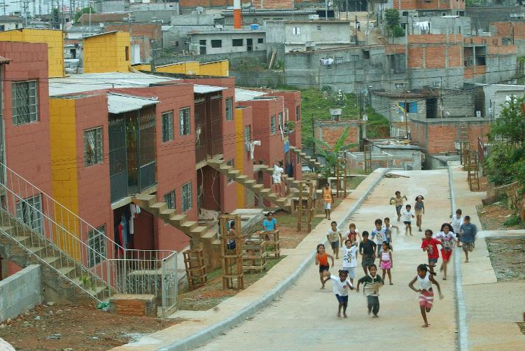 19.set.2002 - Conjunto Habitacional Miguel Ackel, na zona leste de São Paulo, com casas construídas em sistema de mutirão durante a gestão Marta Suplicy (2001-2004)