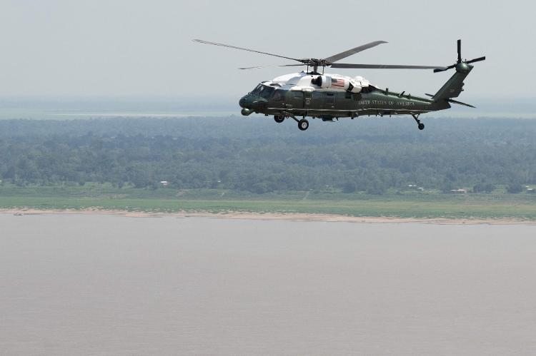 Marine One, com o presidente Joe Biden, sobrevoa o rio Amazonas durante tour aéreo pela região de Manaus