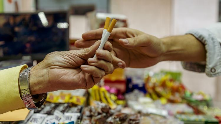 Homem compra cigarro na banca de Salvador Neves - Mariana Pekin/UOL - Mariana Pekin/UOL