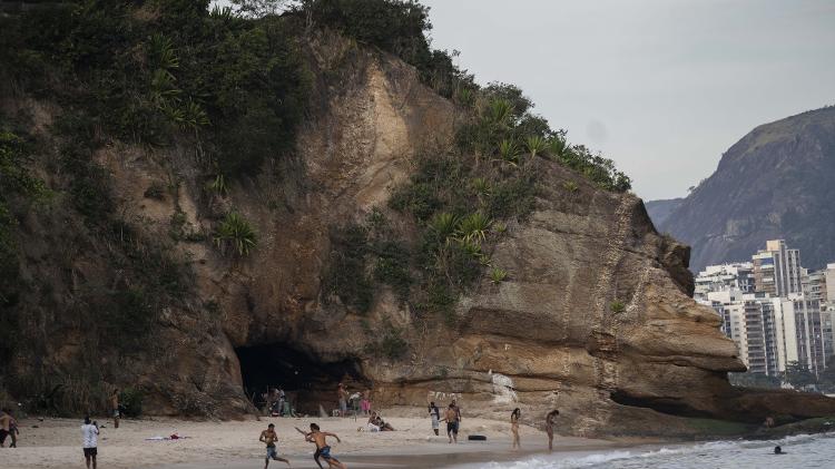 Entrada da caverna em que Cláudio Marsel mora, há mais de oito anos, abaixo do MAC-Niterói - Ricardo Borges/UOL - Ricardo Borges/UOL