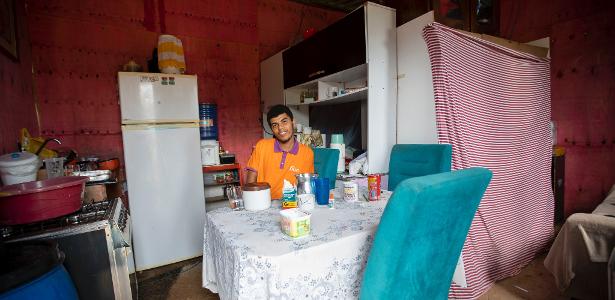 Felipe Santos de Oliveira, 23, morador da Ocupação Porto Velho, desmaiou de fome na fila de uma UBS