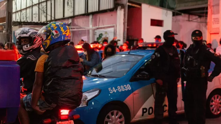 Viaturas policiais concentradas na frente do GRES Unidos do Jacarezinho, um dia após a chacina de 28 pessoas - Fabiana Batista/UOL - Fabiana Batista/UOL
