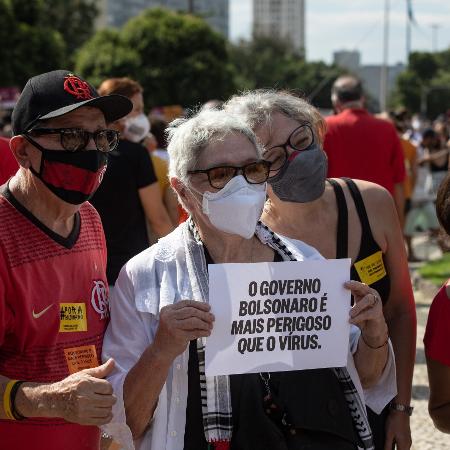 Grupo de idosos na manifestação contra o governo de Jair Bolsonaro, no centro do Rio - Zô Guimarães/UOL