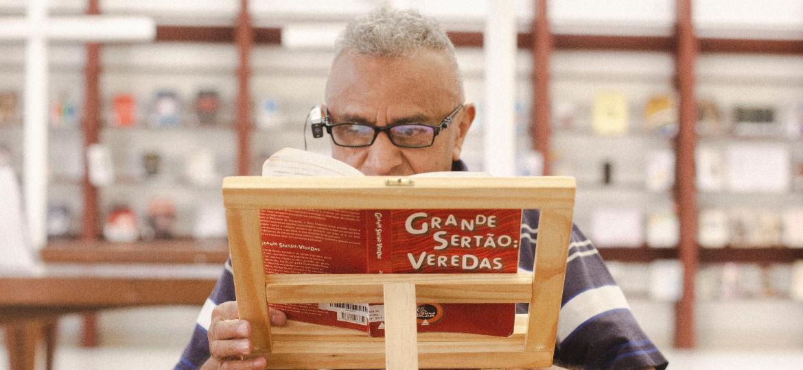 Pedro de Sousa Araújo, 74, lê "Grande Sertão: Veredas", de Guimarães Rosa, na Biblioteca Mário de Andrade - Carine Wallauer/UOL